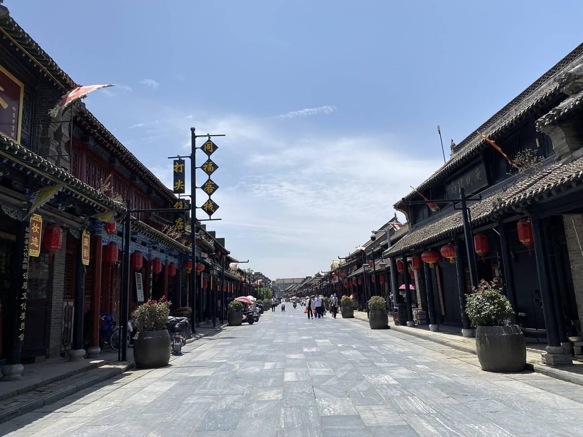 妻子老年痴呆，丈夫监护人能代替妻子决定房产分配吗？